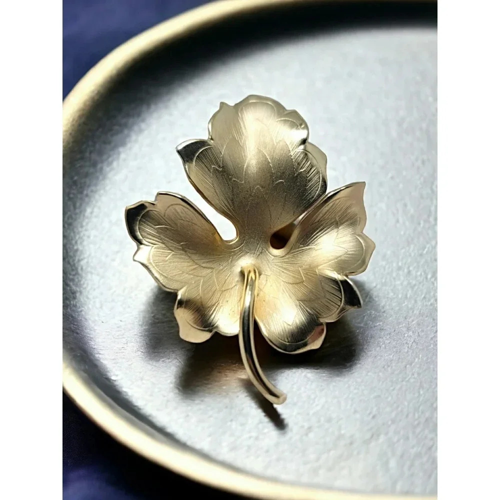 Vintage Giovanni Gold Toned Detailed Leaf Brooch